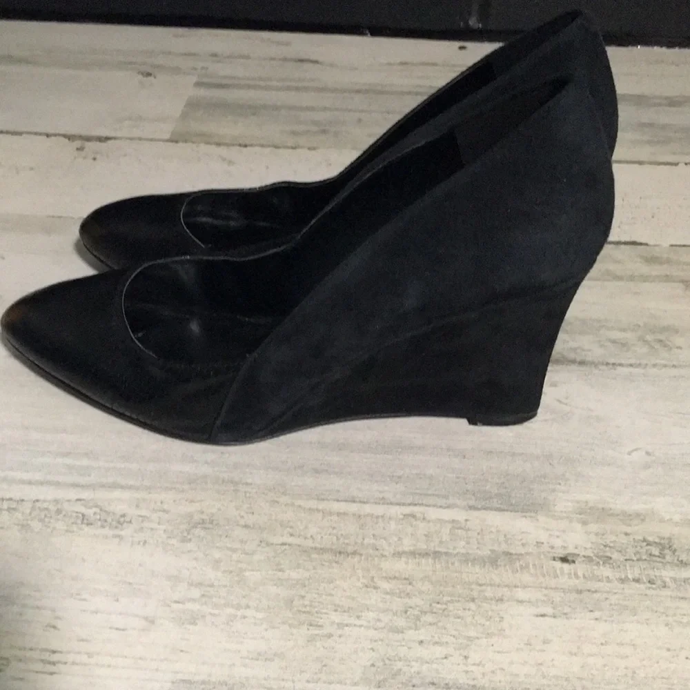 Nine West woman’s black faux snake look toe, suede in back dress wedge size 9M